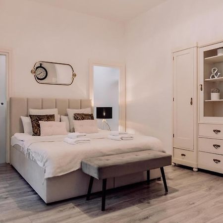 Wenceslas Square / Main Station - New Studio***** Praag Buitenkant foto