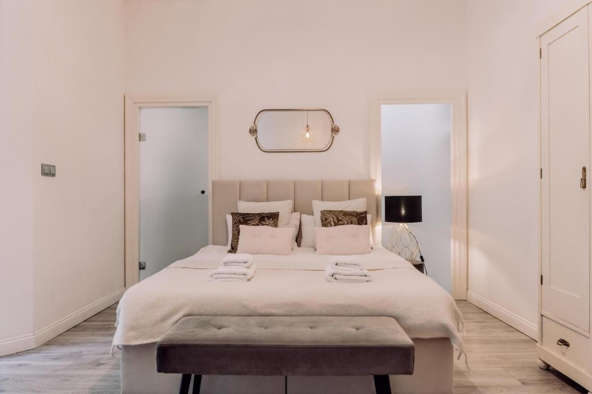 Wenceslas Square / Main Station - New Studio***** Praag Buitenkant foto