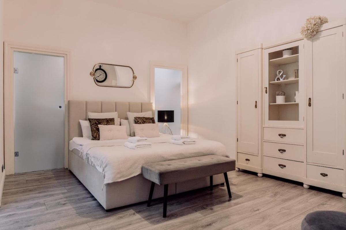 Wenceslas Square / Main Station - New Studio***** Praag Buitenkant foto