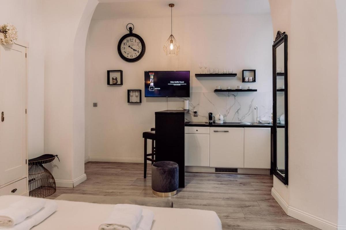 Wenceslas Square / Main Station - New Studio***** Praag Buitenkant foto