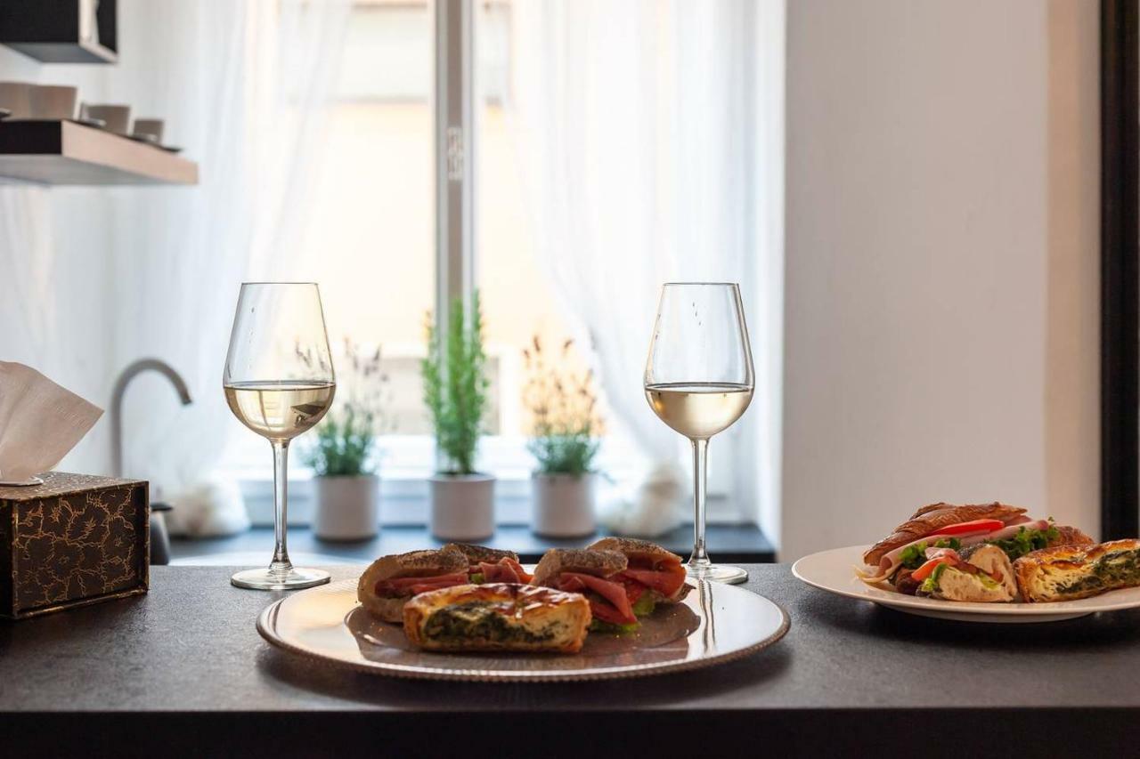 Wenceslas Square / Main Station - New Studio***** Praag Buitenkant foto