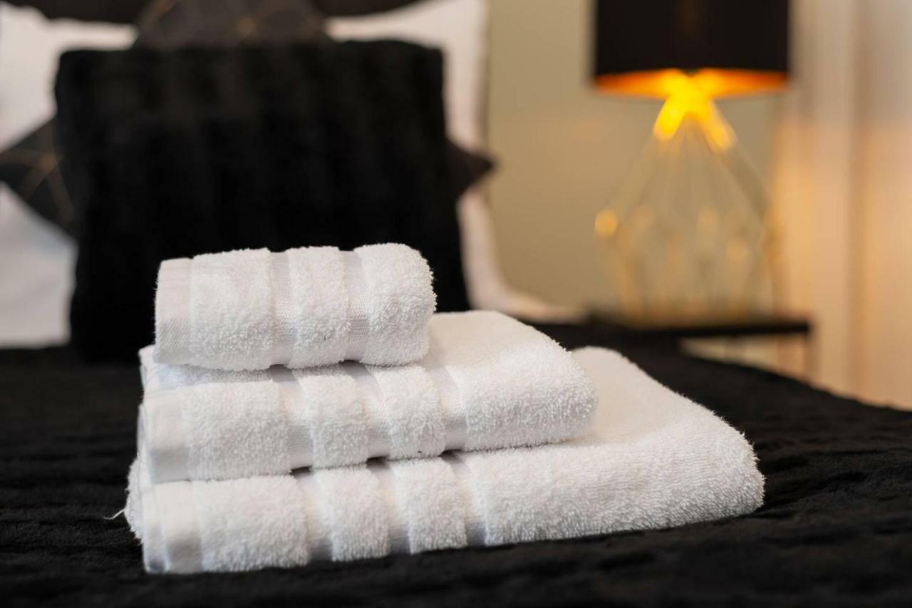 Wenceslas Square / Main Station - New Studio***** Praag Buitenkant foto
